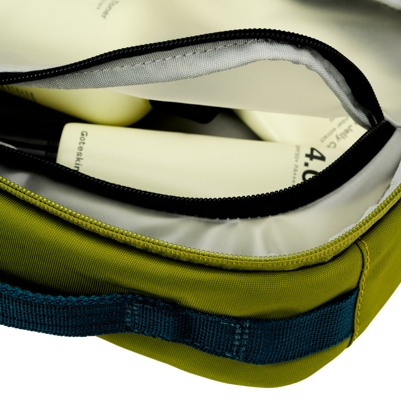 Gote Hanging Travel Pouch