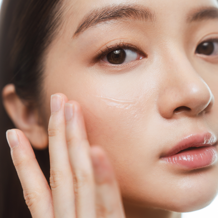 gote-goteskin-plumping-ha-serum-on-skin-application