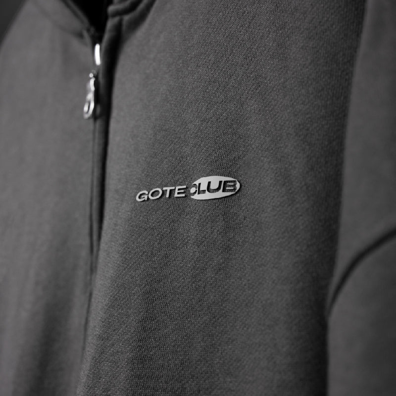 gote-two-way-zip-cropped-hoodie-logo-details