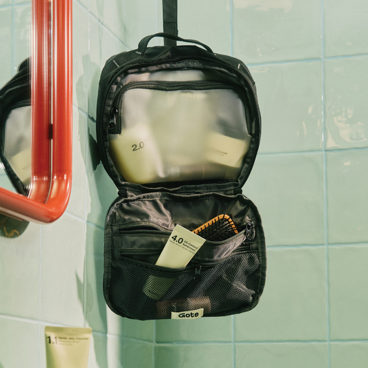 Gote Hanging Travel Pouch